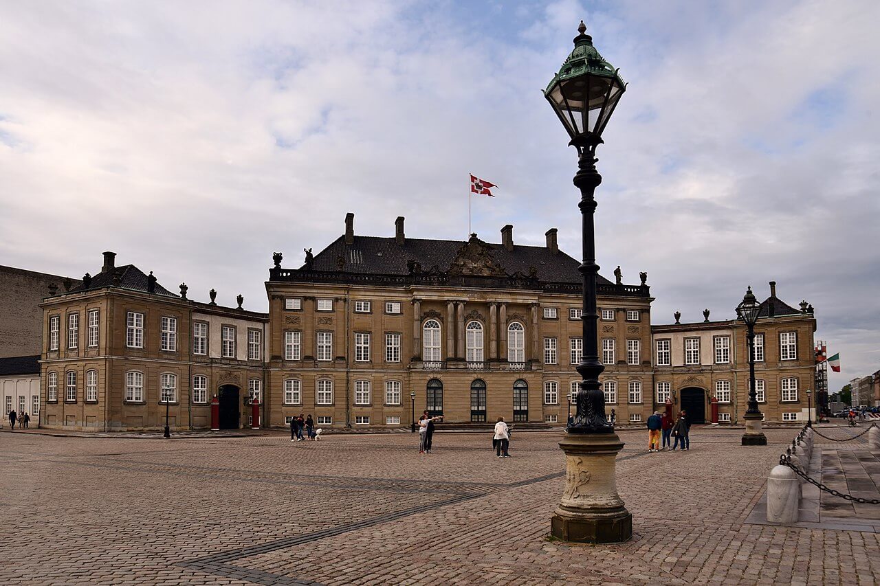 A photo of Amalienborg Palace during daytime | Weekend in Copenhagen: The Ultimate Must See Guide | Amitylux Tours | Scandinavian Guided Tours | VIP & Luxury Experiences in the Nordics