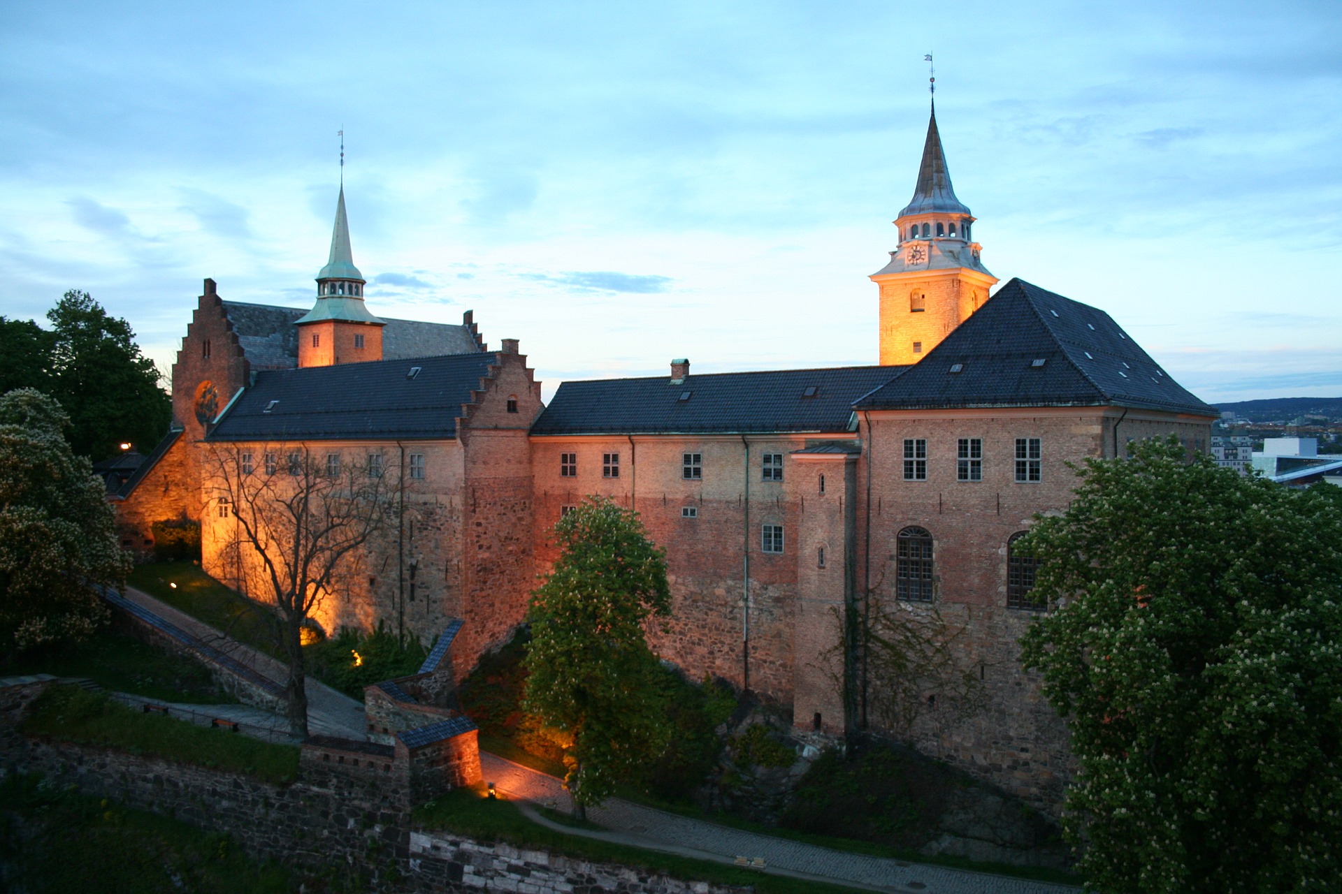 A photo of Akershus Castle in Oslo at dusk | Unique Custom Tours: The Magic of Nordic Countries | Amitylux Tours | Scandinavian Guided Tours | VIP & Luxury Experiences in the Nordics