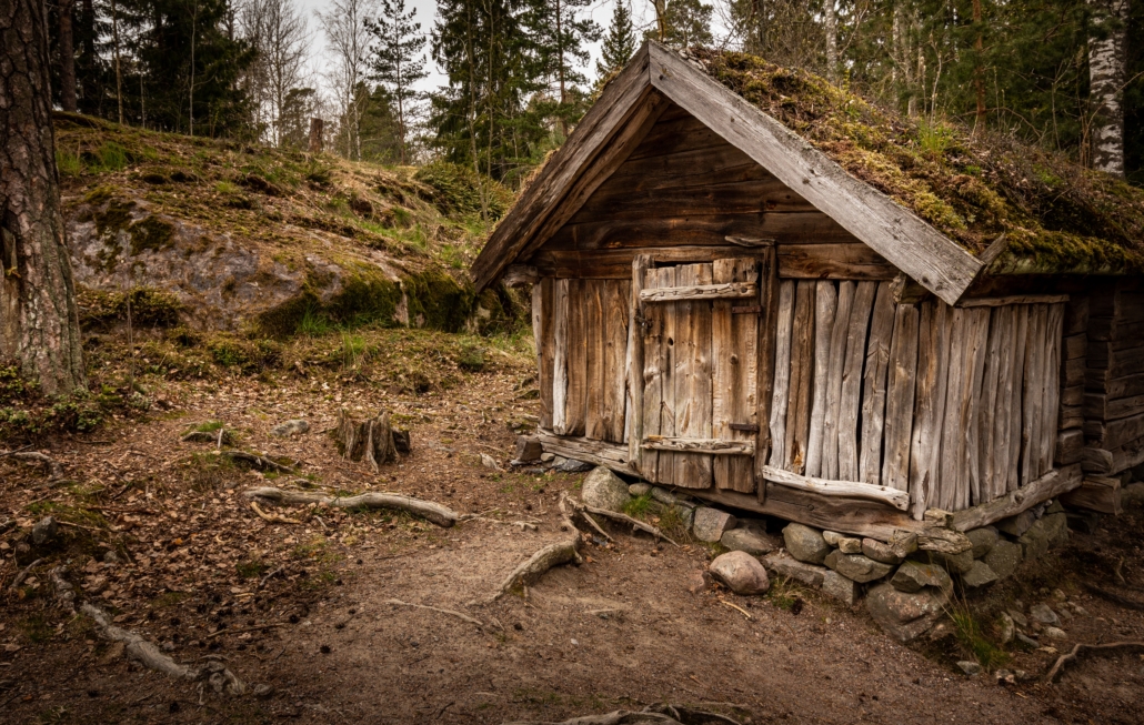 A photo of a wooden cabin at Seurasaari Open-Air Museum | Helsinki (Part 1): A Must See List of Unique Sites | Amitylux Tours | Scandinavian Guided Tours | VIP & Luxury Experiences in the Nordics