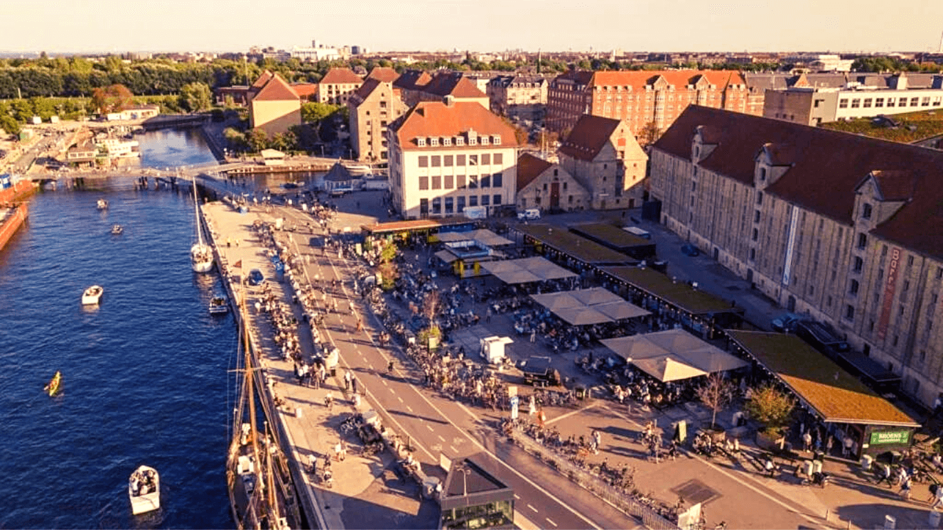 A panoramic photo of Bridge Street Kitchen | The Best 5 Food Markets in Copenhagen | Amitylux Tours | Scandinavian Guided Tours | VIP & Luxury Experiences in the Nordics 