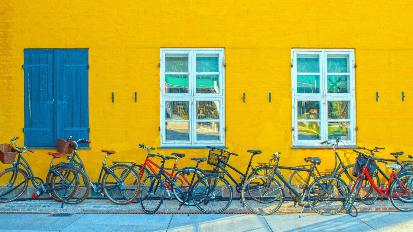 Bikes standing parked outside a yellow painted building | Amitylux Tours | Scandinavian Guided Tours | VIP & Luxury Experiences in the Nordics
