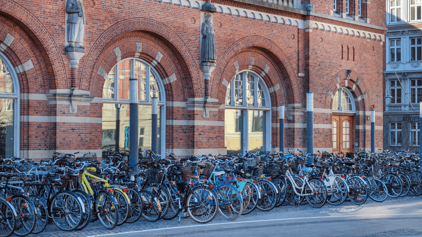 Bikes parked outside of the Copenhagen Central Station | Amitylux Tours | Scandinavian Guided Tours | VIP & Luxury Experiences in the Nordics