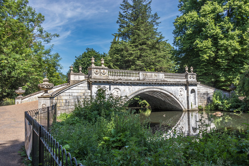 The best gardens to visit in Londoh: The Chiswick House Gardens. Gandens and bridge at the Chiswick House grounds.