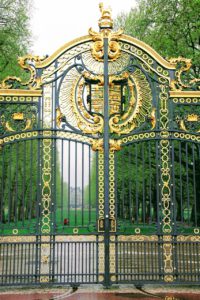 The best gardens to visit in London: Buckingham palace gardens. Buckingham palace gardens and the emblematic gate.