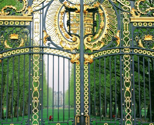 The best gardens to visit in London: Buckingham palace gardens. Buckingham palace gardens and the emblematic gate.