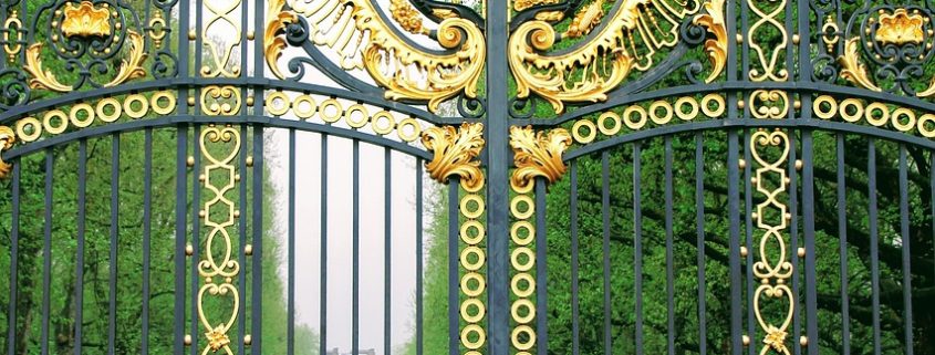 The best gardens to visit in London: Buckingham palace gardens. Buckingham palace gardens and the emblematic gate.