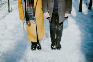 romantic oslo couple in the snow