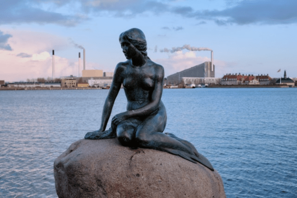 the little mermaid statue in Copenhagen