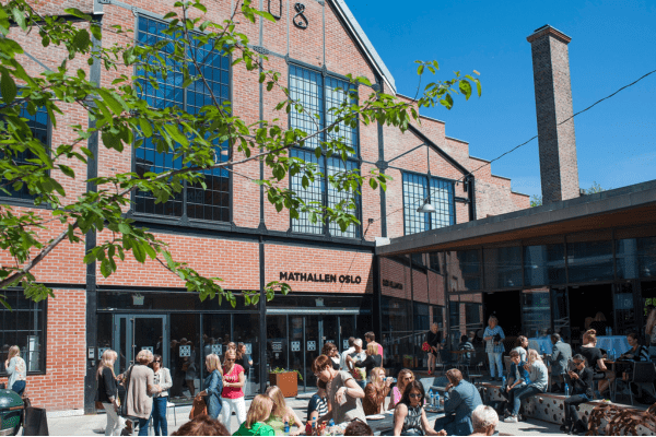 outdoor seating of Mathallen Oslo