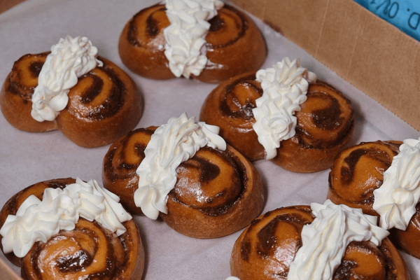 cinnamon buns with cream