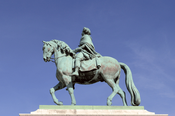 statue of knight on a horse
